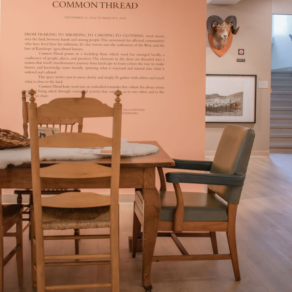 A table in the exhibition space provides a cozy and inviting space for fabric artists, crocheters, and knitters to gather and work on their projects. Surrounded by the warmth of history, this communal setup encourages creativity and collaboration, where hands-on craftsmanship comes to life.